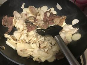 再放入杏鲍菇片和熟牛肉片炒匀。