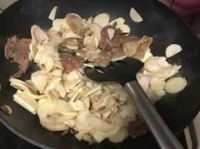 再放入杏鲍菇片和熟牛肉片炒匀。