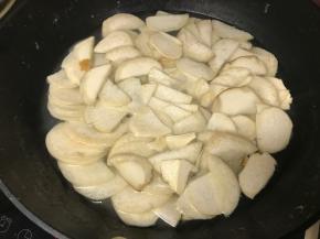 水烧开放入杏鲍菇绰1分钟捞出淋干水分。