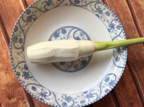 茭白去皮。
