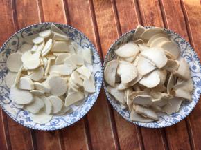 杏鲍菇洗净, 分别切薄片。