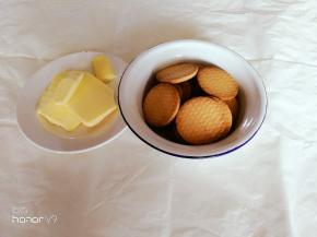 准备好派底材料，黄油室温软化切小块。