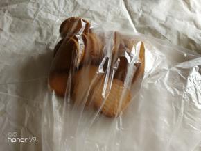 饼干用保鲜袋装起来，用擀面杖敲碎。