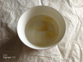 吉利丁片剪小片用纯净水泡软。