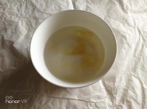 吉利丁片剪小片用纯净水泡软。