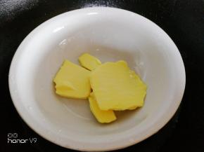黄油隔热水融化。