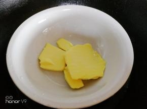黄油隔热水融化。