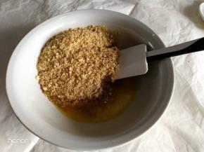 饼干碎，黄油放一起。