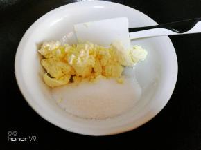 奶油奶酪，细砂糖放一起。