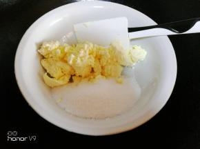 奶油奶酪，细砂糖放一起。