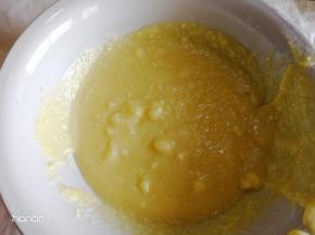 隔热水稍微融化，用电动打蛋器低速打发。