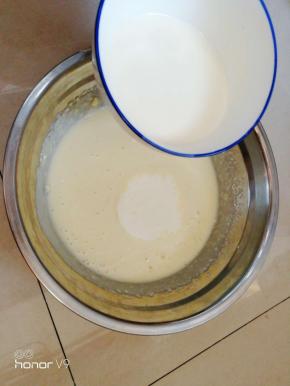 加入淡奶油继续低速打发。