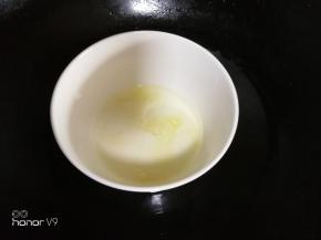 纯净水，吉利丁片隔热水融化。