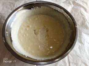 蜂蜜，纯净水，吉利丁片放入，然后低速打发。