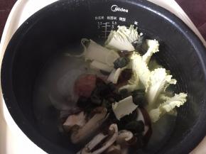剩余30分钟倒入所有材料煮