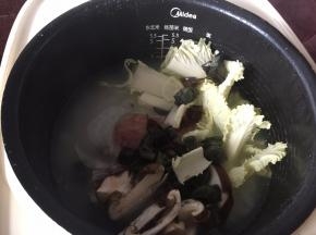 剩余30分钟倒入所有材料煮