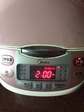电饭锅里煮粥