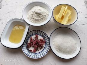 1.	准备好原材料，低粉过筛一次。