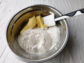 4.	将低粉，黄油，糖粉搅拌均匀。