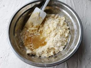 5.	加入蜂蜜搅拌均匀。