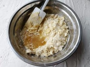 5.	加入蜂蜜搅拌均匀。