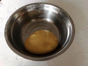 用手揉成圆形。