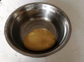 用手揉成圆形。