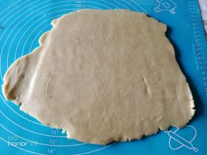 放在硅胶垫上，擀卷成0.5CM的厚度。