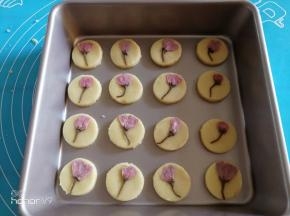 烤箱200度预热10分钟，用模具操作成自己喜欢的形状，然后将面团放入正方形烤盘里面，将盐渍樱花轻轻的摆放到面团上面。