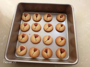 出炉以后放烤网晾凉，然后放玻璃瓶或者保鲜袋，尽快食用完。