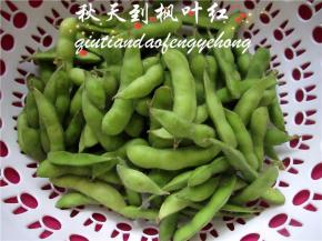 先将毛豆放入洗菜容器内。