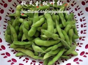 先将毛豆放入洗菜容器内。