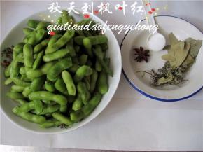 将收拾好的毛豆与调料（大料、香味、薄荷叶、盐）都准备好。