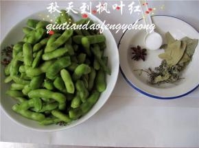 将收拾好的毛豆与调料（大料、香味、薄荷叶、盐）都准备好。