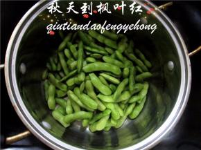 毛豆放入锅中。