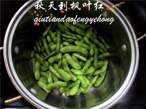 毛豆放入锅中。
