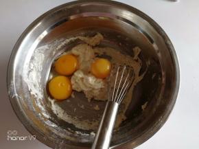 8.加入蛋黄搅拌均匀。