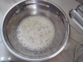 10.蛋白里面放几滴白醋去腥，打发到鱼眼泡的时候加入第一次的白砂糖， 1档低速打发。