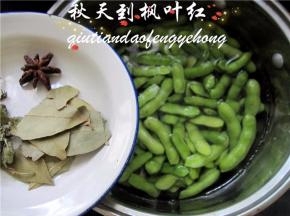 倒入调味料。
