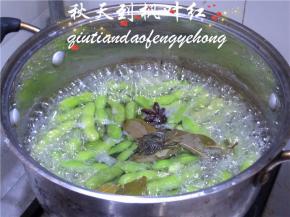 加水煮制，当水开后关小火煮5分钟即可关火，在锅内焖10分钟，使得毛豆更入味。