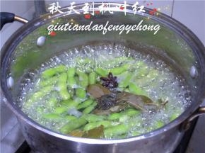 加水煮制，当水开后关小火煮5分钟即可关火，在锅内焖10分钟，使得毛豆更入味。