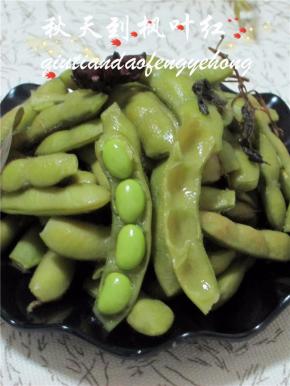 清凉美味的煮毛豆装盘上桌啦。