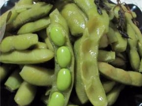 清凉美味的煮毛豆装盘上桌啦。