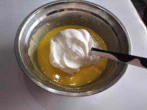 14.取1/3的蛋白到蛋黄糊里面，采用切拌的方法进行操作。