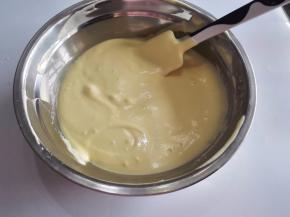 15.切拌好的蛋黄糊。