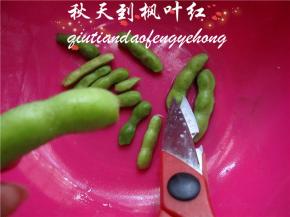 用剪子将两端剪掉，便于入味。