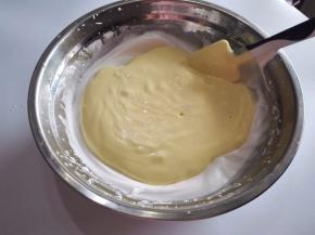 16.将切拌好的蛋黄糊倒入剩下的蛋白里面。