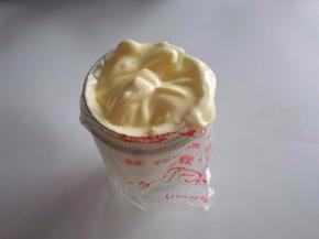 18. 面糊用裱花袋装起来，下面剪一个小口。