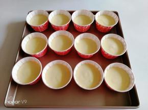 19.挤到纸杯模具里面，放入烤盘里面。