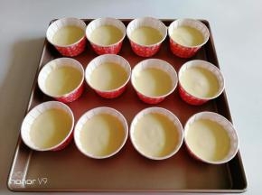 19.挤到纸杯模具里面，放入烤盘里面。